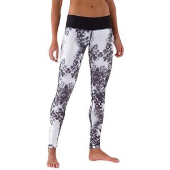 🦄 Lululemon Black Roses Wunder Under Pants WUP White Floral - Picture 6 of 6
